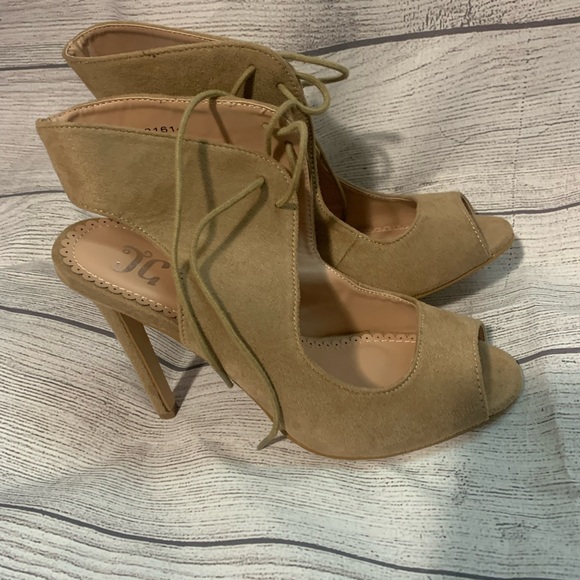 Journee Collection Tan Peep Toe Pumps in size 7 - Picture 5 of 6